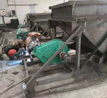 往复式给煤机生产车间 往复式给煤机生产车间